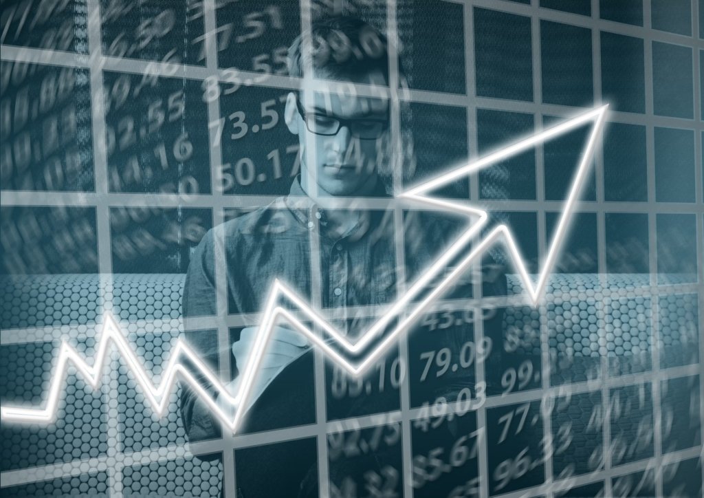 invistaja.info - Qual o impacto da alta dos juros para as ações na B3? Confira os setores que mais ganham e os que mais perdem